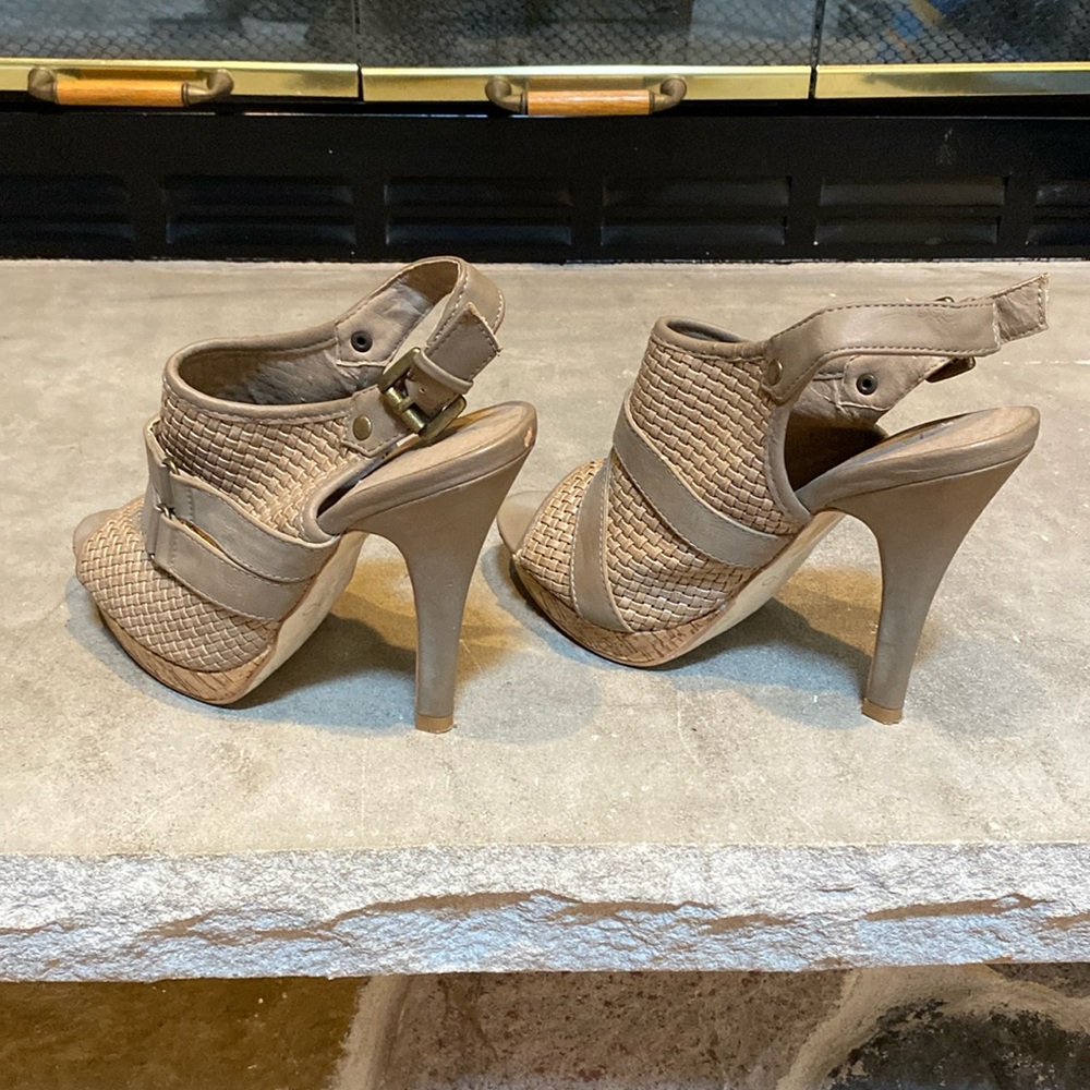 Aldo brand heels. Tan very cute! Size 37 or 7.
